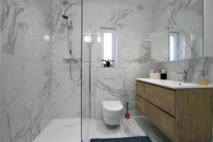 a bathroom with a shower and a toilet and a sink at Bella Vie, rust en ontspanning in Haacht +18 photos