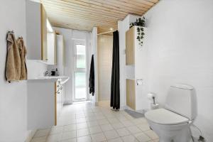 a bathroom with a toilet and a sink at 8997-Orsted-Rougsovej-326-B in Ørsted +34 photos