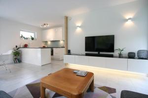 a living room with a tv and a coffee table at Bella Vie, rust en ontspanning in Haacht