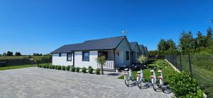 a house with bikes parked in front of it at Perłowy Port in Gąski