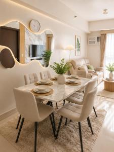 a dining room with a table and chairs at Elegant 1BR Unit at Bryant Parklane, Capital Town near Malls and Tourist Destinations in Pampanga, Free Pool Access, Netflix, Prime Video in San Fernando