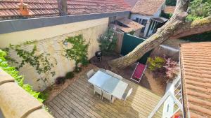 an overhead view of a patio with a table and a tree at Villa Bagatelle, climatisée, à 250m de la plage centrale, 3 chambres in Arcachon