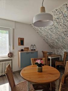 a dining room with a table and a ceiling at Ruhige Ferienwohnung an der Vechte - Zweites Glûck in Nordhorn
