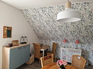 a dining room with a table and a patterned wall at Ruhige Ferienwohnung an der Vechte - Zweites Glûck in Nordhorn +35 photos