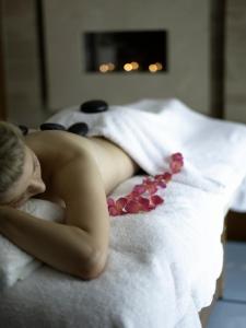 Postel nebo postele na pokoji v ubytování Lucknam Park Hotel