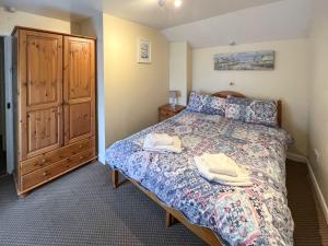 a bedroom with a bed with two towels on it at Bacchus Cottage - Uk51964 in Sutton on Sea