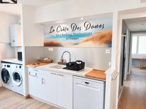 a kitchen with a sink and a washing machine at Panorama d'EXCEPTION vue Dunes & Mer centre et plage à pied La Crête des Dunes Maison complète ou APT uniquement in Le Touquet-Paris-Plage