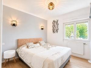 a white bedroom with a bed and a window at Panorama d'EXCEPTION vue Dunes & Mer centre et plage à pied La Crête des Dunes Maison complète ou APT uniquement in Le Touquet-Paris-Plage +39 photos