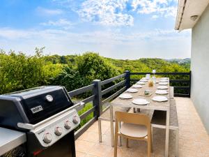 a patio with a grill and a table on a balcony at Panorama d'EXCEPTION vue Dunes & Mer centre et plage à pied La Crête des Dunes Maison complète ou APT uniquement in Le Touquet-Paris-Plage