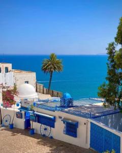 a view of the ocean from a building at La perle bleue de Sarah in Kheredine