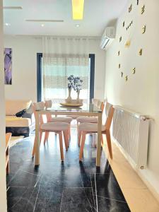 a dining room with a table and chairs at S2 vip nouvelle soukra in Sukrah