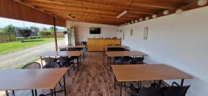 a row of tables and chairs in a room at Casute de Vacanta - Complex Ben in Ocna Sibiului