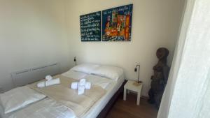 a bedroom with a bed with towels on it at Hermitage Apartment E03B - Seeblick & Zugang in Maria Wörth