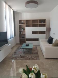 a living room with a white couch and a coffee table at Casa Mane in Avezzano