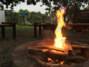 Gril dostupný pro hosty v kempu