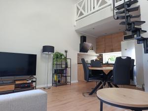 Televisyen dan/atau pusat hiburan di Remoda homestay rooms