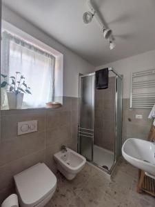 une salle de bains avec douche, toilettes et lavabo dans l'établissement Casa Valle - Lago di Garda, à Brenzone 36 autres photos