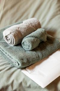 two towels sitting on top of a bed at La Culla Stube in Padola +147 photos