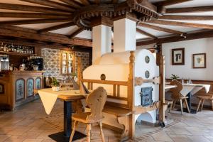a kitchen with a table and a machine in a room at La Culla Stube in Padola