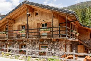 a log cabin with a stone facade at La Culla Stube in Padola