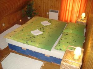 Posteľ alebo postele v izbe v ubytovaní Zbojnícka drevenica