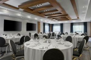 Un televizor și/sau centru de divertisment la Delta Hotels by Marriott Waterloo