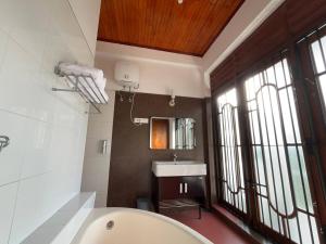 a bathroom with a white tub and a sink at Oli Villa in Belihuloya +34 photos