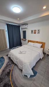 a large white bed in a room with at Villa Wongamat in North Pattaya +31 photos