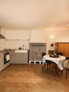 a kitchen with a table with a white table cloth at Casa di Rosi in Schechen