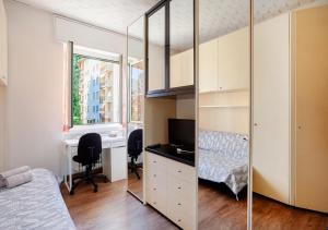 a bedroom with a bed and a desk with a computer at Nadilla House Castellanza Humanitas Liuc in Castellanza