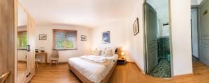 a bedroom with a bed and a walk in shower at MARYPRATJOULOU Chambres d'hôtes- salle de bain privative- spacieux calme- GR34- bord de mer d'IROISE- Petit déjeuner compris PAIEMENT UNIQUEMENT SUR PLACE , ESPECES ,CB in Porspoder