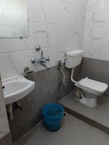 a bathroom with a toilet and a sink at Hotel Jaipur Royal in Patna +23 photos