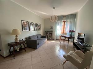 a living room with a couch and a table at L'ora del tè in Cremona