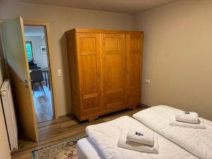 a bedroom with two beds and a wooden cabinet at Modernes Apartment zum wohlfühlen und entspannen, max 4 Personen, Top Ausstattung in Trunkelsberg