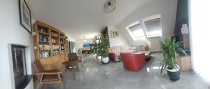 a living room with potted plants and a couch at MARYPRATJOULOU Chambres d'hôtes- salle de bain privative- spacieux calme- GR34- bord de mer d'IROISE- Petit déjeuner compris PAIEMENT UNIQUEMENT SUR PLACE , ESPECES ,CB in Porspoder +4 photos