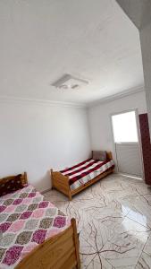 a bedroom with a bed and a window at hôtel Kridane in Houmt Souk