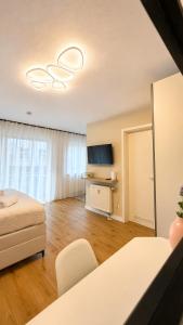 ein Schlafzimmer mit einem Bett und einem Fernseher in einem Zimmer in der Unterkunft NOVA Living, Balkon, Nähe Altstadt & kostenlose Tiefgarage in Würzburg
