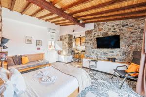 a living room with a bed and a tv at Villas de Cintra in Sintra