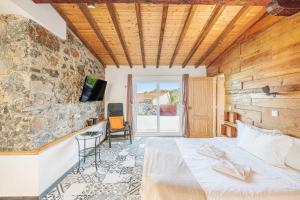 a bedroom with a bed and a tv on a wall at Villas de Cintra in Sintra