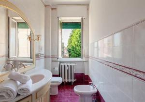 a bathroom with a sink and a toilet and a window at Nadilla House Castellanza Humanitas Liuc in Castellanza +28 photos