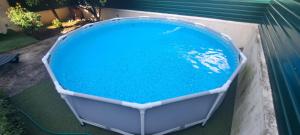 an overhead view of a swimming pool with blue water at Casa de Katiolo in Figueira de Castelo Rodrigo