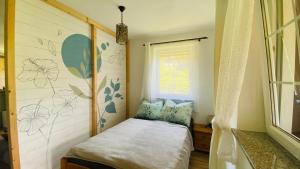 a small bedroom with a bed in a room at BergZeit in Warbach