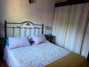 a bedroom with a white bed with two pillows at Finca Nim 2 in Mogán
