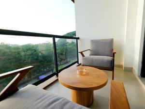 a living room with a table and a chair at Apatto Bajo in Labuan Bajo