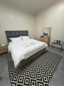 a bedroom with a large bed and a mirror at أوريانا oRIANA in Jeddah