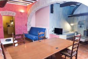 Una televisión o centro de entretenimiento en Apartaments Can Gibert