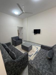 a living room with a couch and a tv at حياة صحلنوت in Salalah