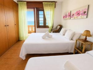 zwei Betten in einem Zimmer mit Meerblick in der Unterkunft Holibai Mar de Lua, Vila gallega al lado del mar cerca de Baiona in Oia