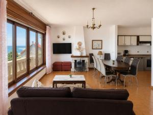 ein Wohnzimmer mit Sofa und Tisch in der Unterkunft Holibai Mar de Lua, Vila gallega al lado del mar cerca de Baiona in Oia