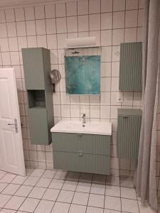 a bathroom with a sink and a mirror at Ferienwohnung Jüngling in Neumagen-Dhron